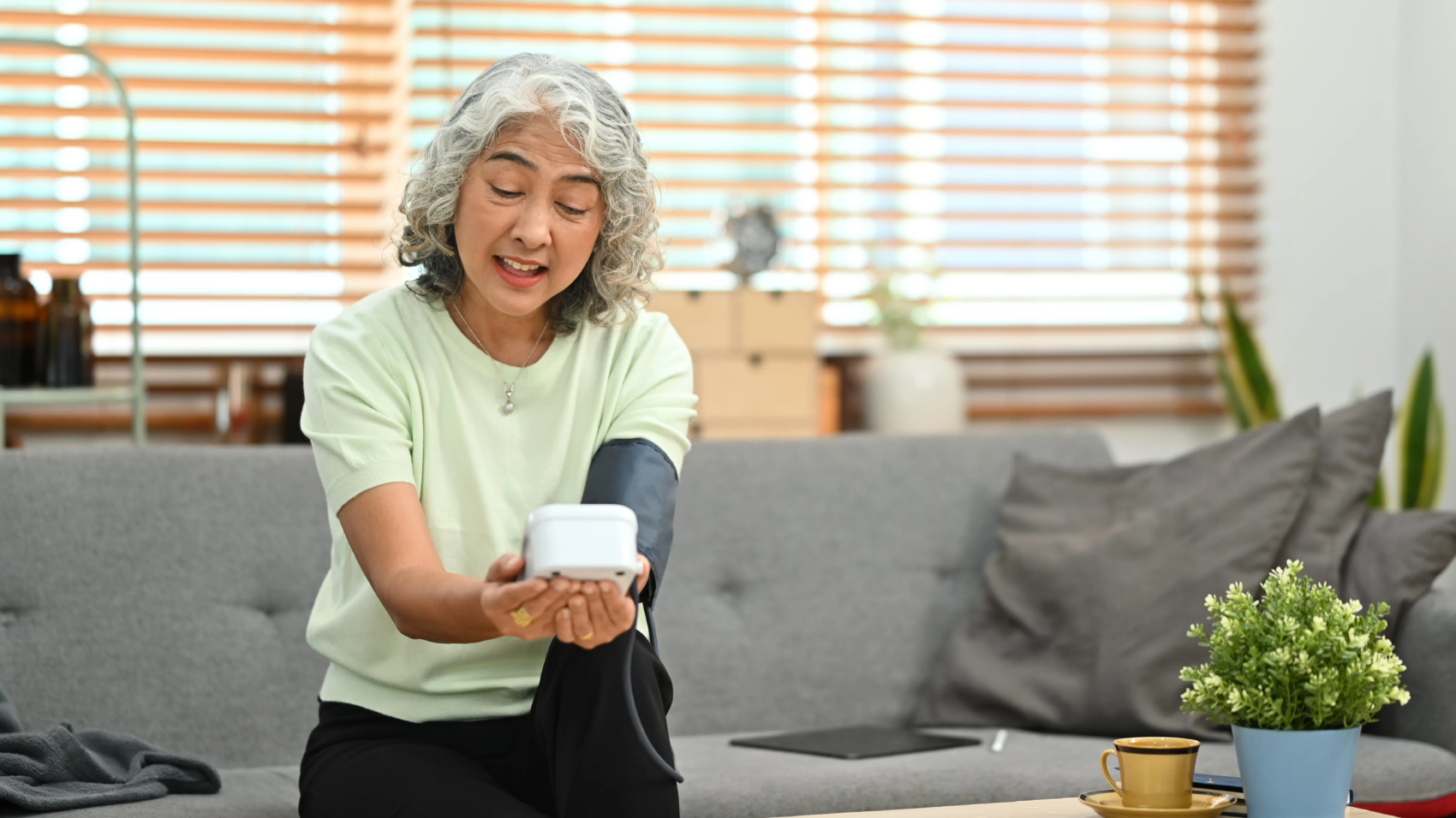 woman-monitors-blood-pressure-at-home-2026-01-06-09-23-45-utc